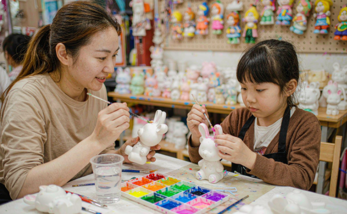 石膏娃娃涂色成品实拍(可替换为实拍图)